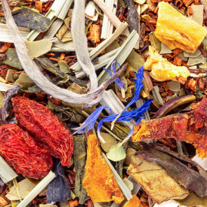Rooibos-Mischung mit Zitrusfrüchten, blauen Blüten und getrockneten Blättern