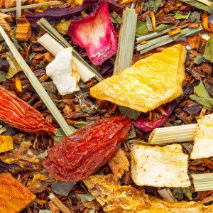 miscela di infusione rooibos con pezzi di frutta secca e erbe aromatiche colorate