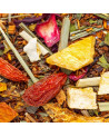 Mischung aus Rooibos-Aufguss mit Stücken getrockneter Früchte und farbenfrohen aromatischen Kräutern