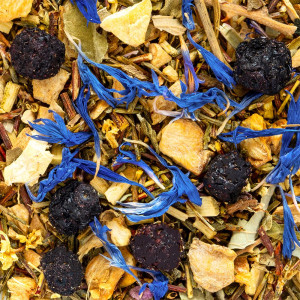 mengsel van rooibos bosbes gember met blauwe bloemen en stukjes citrusvruchten