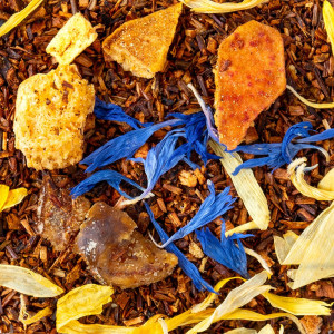 Mischung aus Rooibos mit Pfirsich- und Aprikosenstücken sowie blauen und gelben Blütenblättern