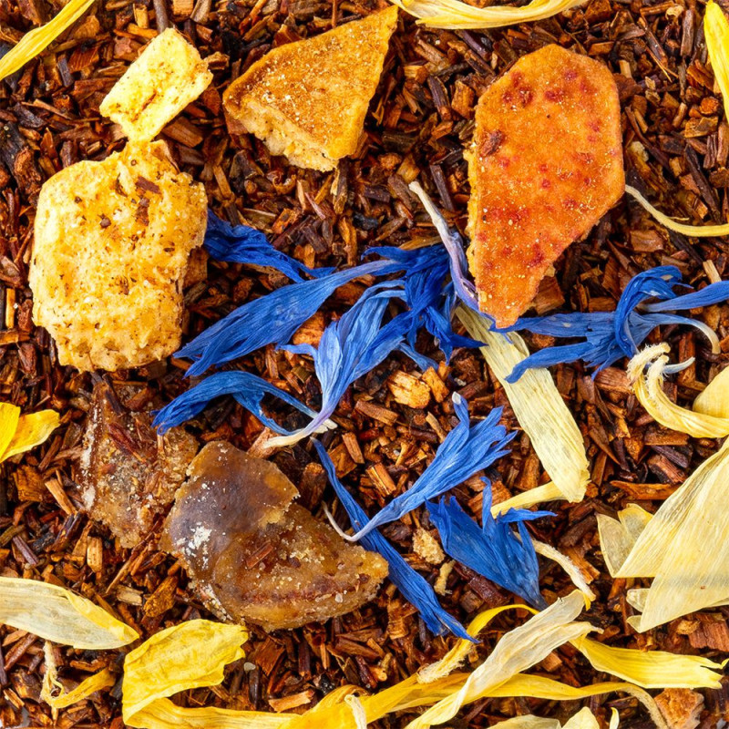 Mischung aus Rooibos mit Pfirsich- und Aprikosenstücken sowie blauen und gelben Blütenblättern