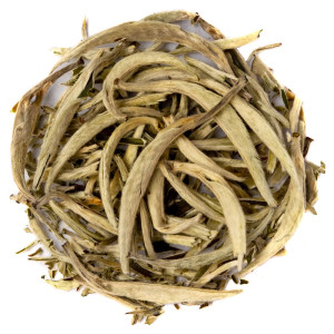 Blätter des weißen Tees Yin Zhen Silverneedle mit langen, flaumigen Knospen in silberfarben