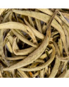 Blätter des weißen Tees Yin Zhen Silverneedle mit silbernen Härchen und länglicher Form
