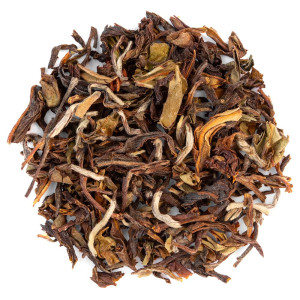 Blätter des Bio-Darjeeling Phuguri 1st Flush mit braunen und goldenen Nuancen