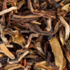 bladeren van biologische zwarte Darjeeling Phuguri 1st Flush thee met bruine en witte tinten
