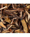 foglie di tè nero Darjeeling Phuguri 1st Flush BIO con sfumature marroni e bianche