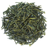 bladeren van premium groene Sencha Konomi thee met lange donker- en lichtgroene naalden