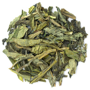 Trockene Blätter des Superior Lung Ching Grüntees mit großen, flachen und grünen Blättern