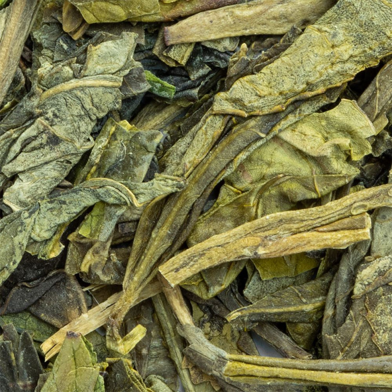 getrocknete Blätter des Lung Ching Superior Grüntees zur Zubereitung mit feinem Aroma