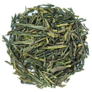 Blätter des japanischen Grüntees Sencha Mizuki mit langen, feinen grünen Nadeln