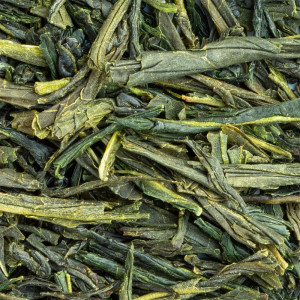 grüner Tee Japan Sencha Mizuki ganze Blätter gerollt grüne und hellgelbe Farbe