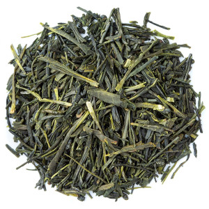Lange und feine Blätter des Gyokuro Mikoto Grüntees in dunklen und hellen Grüntönen