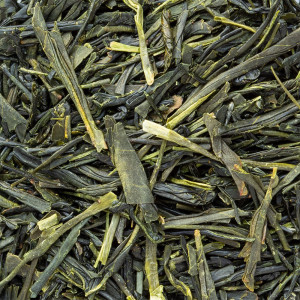 getrocknete Blätter des grünen Gyokuro Mikoto mit dunklem Grünton und feinen Stängeln