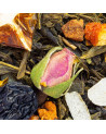 Grüner Sencha-Tee zur Weihnachtszeit mit Rosenblütenknospen, Zitrusschalen und Trockenfrüchten