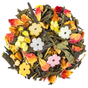 Mengsel van sencha groene thee met bloemblaadjes stukjes fruit en gekleurde suikerbloemen