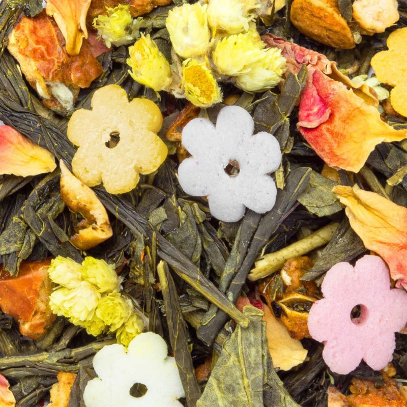 Grüner Sencha-Tee mit getrockneten Blüten und farbenfrohen Nektarinenstücken