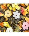 Grüner Sencha-Tee mit getrockneten Blüten und farbenfrohen Nektarinenstücken