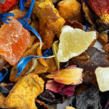 mengsel van gedroogd fruit en blauwe bloemen voor fruity juice kruidenthee Thés et Traditions