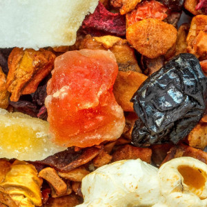 morceaux de fruits secs et ingrédients de la tisane nuage d amandes Thés et Traditions