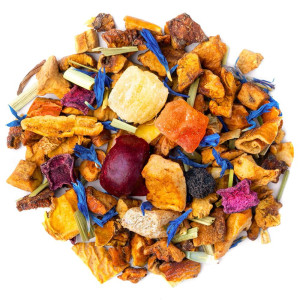 Mischung aus getrockneten Früchten, Blütenblättern von Kornblumen und Zitrusfruchtstücken für einen Kräutertee nach Feierabend