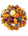 Mischung aus getrockneten Früchten, Blütenblättern von Kornblumen und Zitrusfruchtstücken für einen Kräutertee nach Feierabend