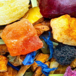 stukjes gedroogd fruit korenbloemblaadjes en bessen voor After Work kruidenthee Thés et Traditions