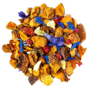 Mischung aus Kräutertee Purple Garden mit getrockneten Fruchtstücken und blauen Blüten
