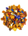 Mischung aus Kräutertee Purple Garden mit getrockneten Fruchtstücken und blauen Blüten