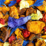 mengsel van gedroogd fruit en blauwe bloemen voor Purple Garden kruidenthee Thés et Traditions