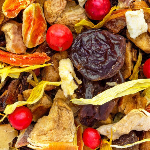 Mischung aus Trockenfrüchten und Blüten für den Kräutertee Pfirsich aus dem Weinberg von Thés & Traditions