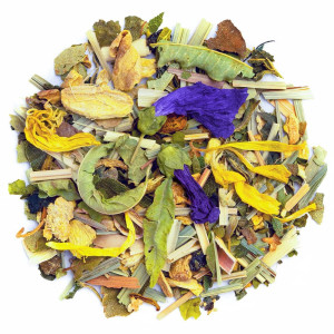 Kräutertee-Mischung mit Ingwer, ganzen Blättern, Blüten und farbigen Rindenstücken
