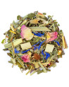Mischung aus Ayurveda-Kräutertee Pitta mit Blütenblättern, getrockneten Blättern und Kräutern