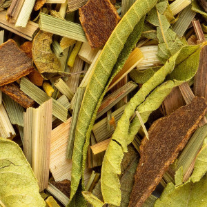 mengsel van gedroogde bladeren schors en kruiden voor balade en provence kruidenthee