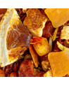 getrocknete Fruchtstücke aus Orange, Mango und Gewürzen für den Kräutertee Mango Lover