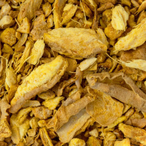 stukjes gedroogde gember voor infusie of koken in gele en bruine kleuren