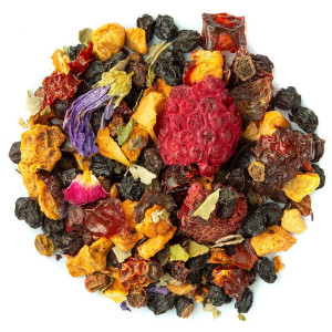 Mischung aus getrockneten Früchten, Hibiskus, Beeren und Blüten für Kräutertee Waldspaziergang