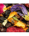 Mischung aus getrockneten Blüten, Blättern und Früchten für die Kräutertee-Mischung Waldspaziergang von Thés & Traditions