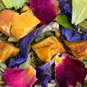 Mischung aus getrockneten Blüten und Zitrusfrüchten für den Frühjahrs-Kräutertee