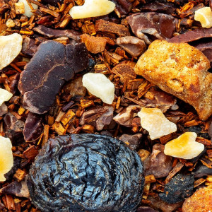 Kräuterteemischung mit getrockneten Früchten, Schalen und Pflanzen für eine genussvolle Infusion
