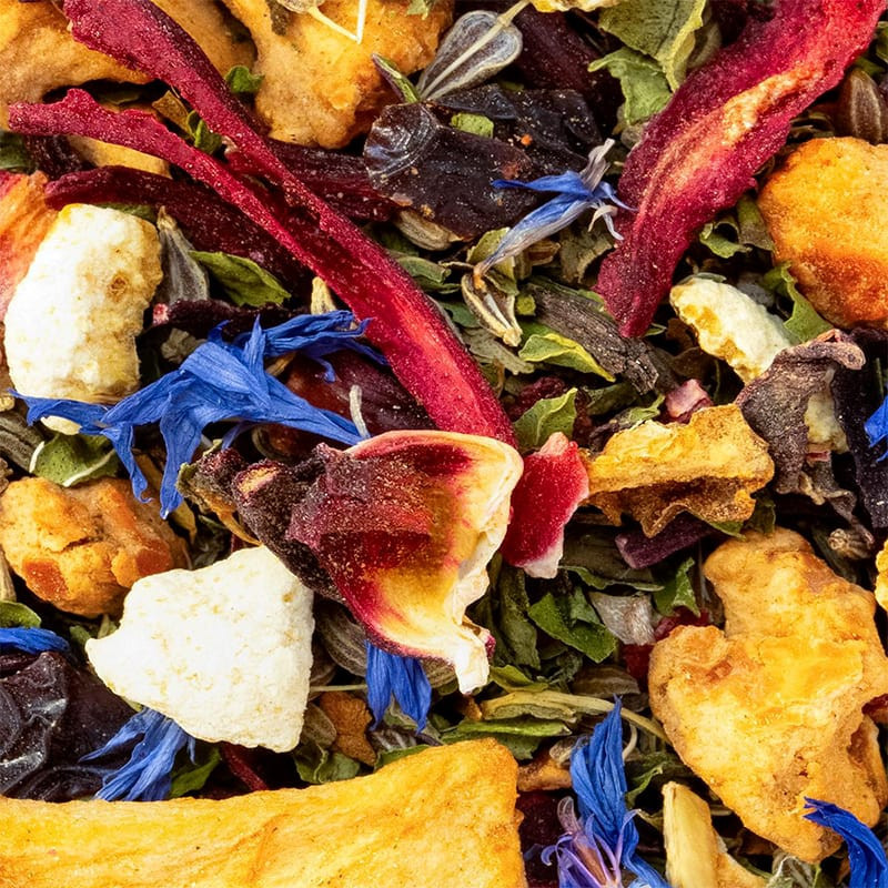 mélange de tisane brise mentholée avec fleurs bleuets morceaux de fruits et feuilles de menthe