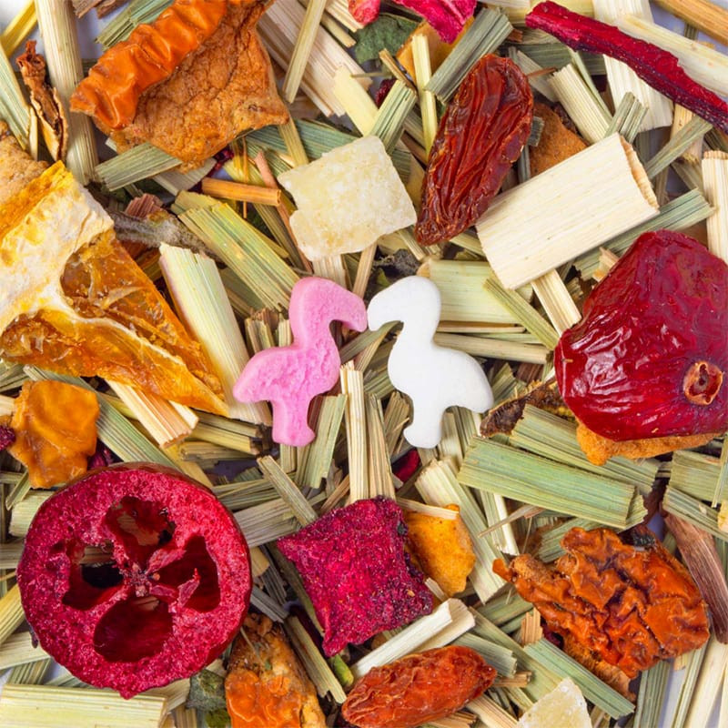 mélange de tisane Flamingo avec morceaux de fruits séchés et décorations flamants roses en sucre