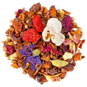 Kräutertee-Mischung mit Koriander, Walderdbeeren, bunten Blüten, Früchten, Gewürzen und Trockenfrüchten