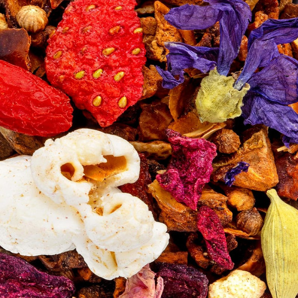 mélange de tisane coriandre fraise des bois pétales de fleurs et fruits séchés