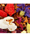 Mischung aus Kräutertee mit Koriander, Walderdbeeren, Blütenblättern und getrockneten Früchten