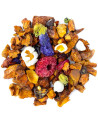 Mischung aus Himbeerkräutertee mit getrockneten Früchten, Blüten und Apfelstücken