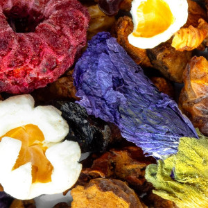 Mischung aus getrockneten Früchten, Blütenblättern und Beeren für Kräutertee Himbeere Pop