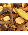 Gewürzmischung aus Nelken, Kardamom, Zimt und Wurzeln für reinen Ayurveda-Kräutertee