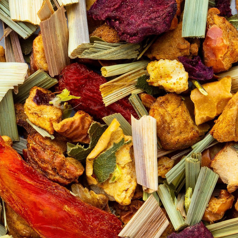 Kräuterteemischung Sommerglanz von Thés & Traditions mit farbigen Stücken getrockneter Früchte und Pflanzen