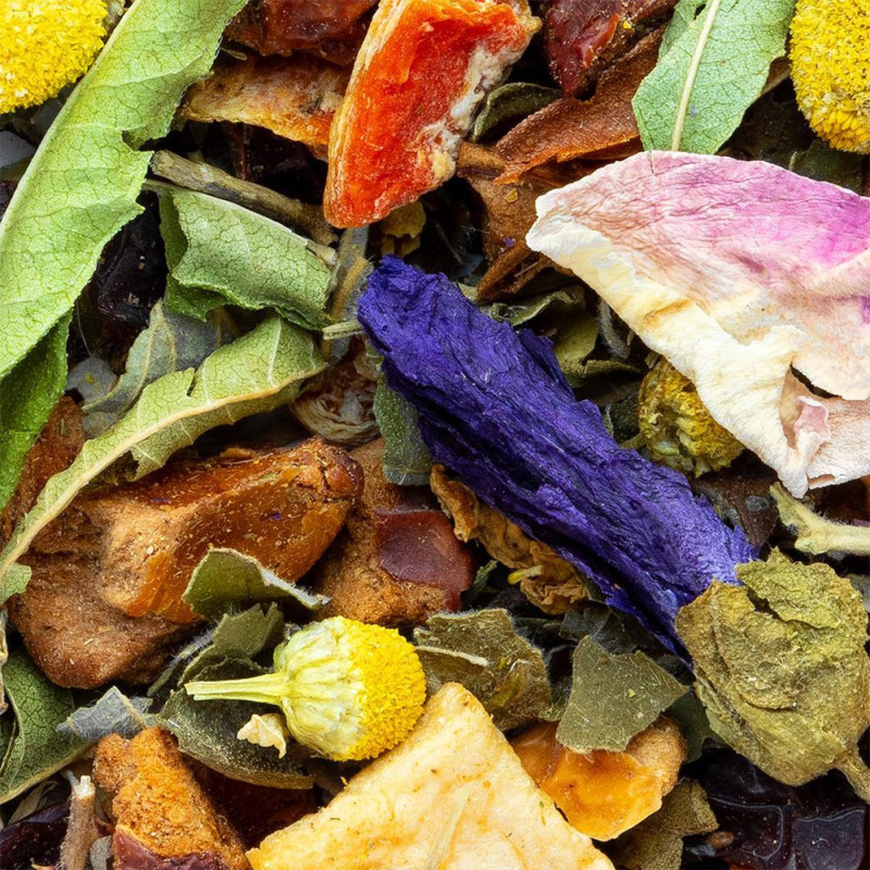 Mischung aus Holunderblüten-Kräutertee mit getrockneten Blättern, Blüten und Früchten für natürliche Aufgüsse